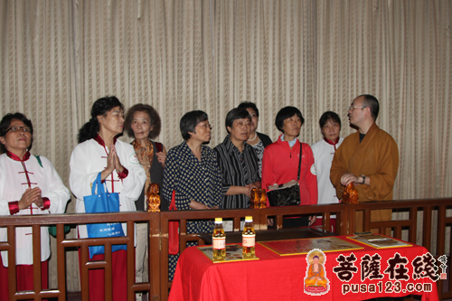 重阳节-上海玉佛禅寺举行重阳节“敬老爱老 情系夕阳”活动
