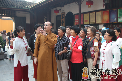 重阳节-上海玉佛禅寺举行重阳节“敬老爱老 情系夕阳”活动