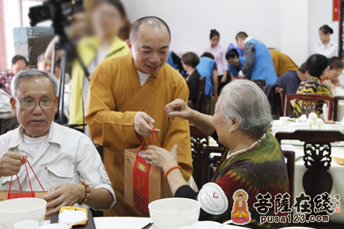 重阳节-上海玉佛禅寺举行重阳节“敬老爱老 情系夕阳”活动