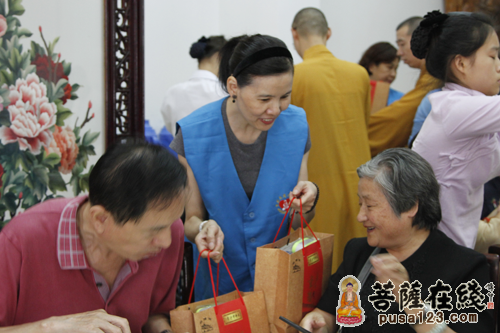 重阳节-上海玉佛禅寺举行重阳节“敬老爱老 情系夕阳”活动