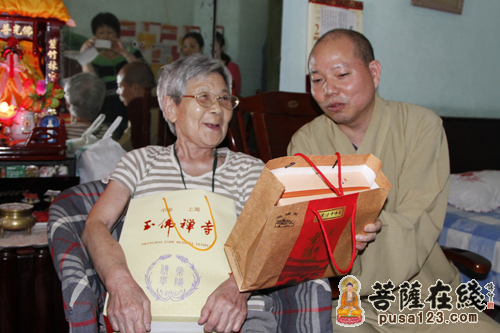 重阳节-上海玉佛禅寺举行重阳节“敬老爱老 情系夕阳”活动