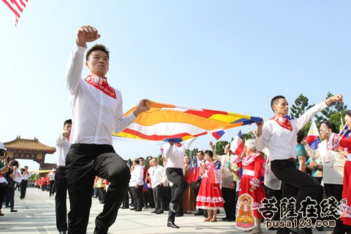 国际佛光会2014世界会员代表大会升旗典礼，佛光青年举起佛教教旗进场
