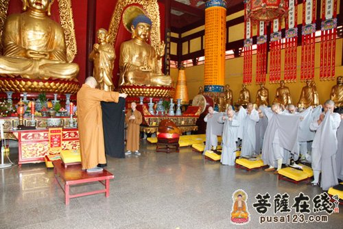 出家-幸福是善用智慧解决人生问题——记黄梅四祖寺2014年十一短期出家禅修班