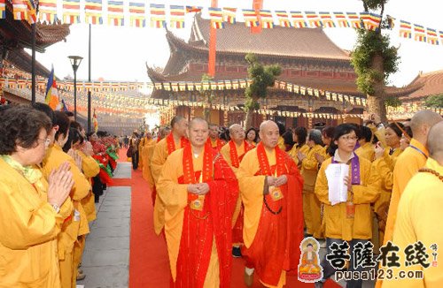 诸山长老步入庆典法会会场