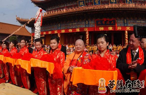 妙乐法师和各位嘉宾为妙乐寺落成剪彩