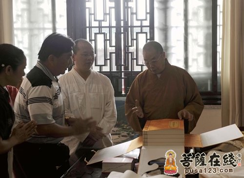 佛教-缅甸佛教代表团访南华禅寺 传正大和尚赠六祖像纪念