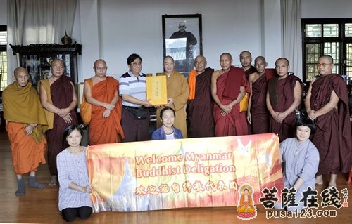 佛教-缅甸佛教代表团访南华禅寺 传正大和尚赠六祖像纪念