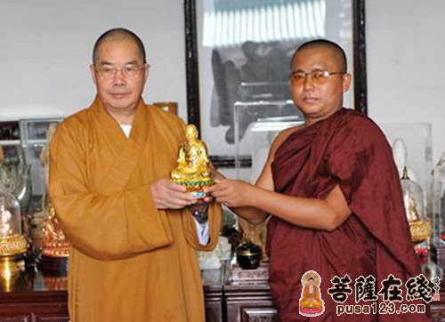 佛教-缅甸佛教代表团访南华禅寺 传正大和尚赠六祖像纪念
