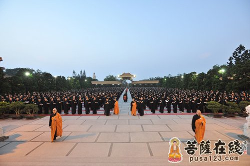 逾2千在家居士齐聚佛光山大雄宝殿成佛大道