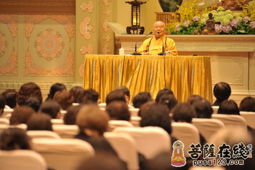 星云大师在如来殿与受戒者接心