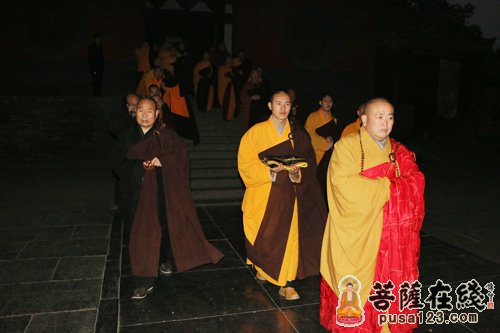 少林寺-嵩山少林寺僧众“寒衣节”扫塔祭祖 缅怀祖师大德