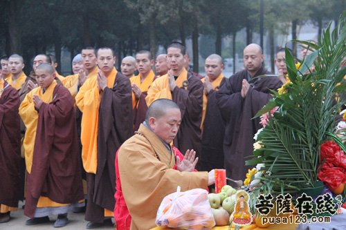 少林寺-嵩山少林寺僧众“寒衣节”扫塔祭祖 缅怀祖师大德