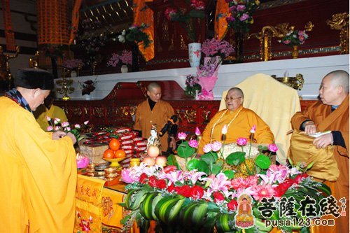 古灵泉寺方丈坚光法师拈香