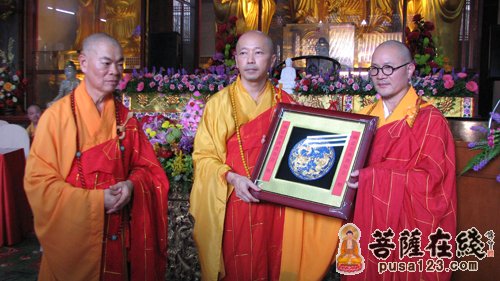 本性法师代表福建省佛协与槟城极乐寺新任方丈贤观法师、退居方丈日恒法师互赠纪念品