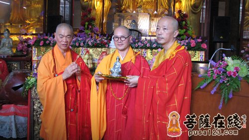 本性法师代表福建省佛协与槟城极乐寺新任方丈贤观法师、退居方丈日恒法师互赠纪念品2