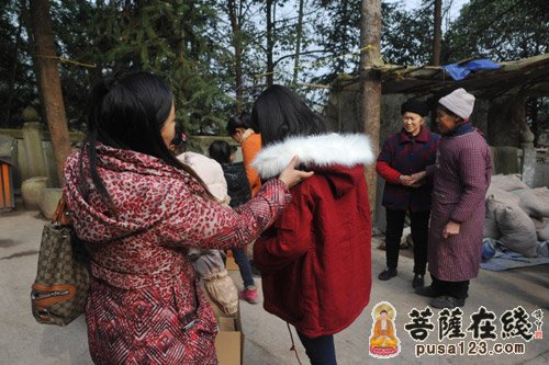 雅安-成都文殊院“佛心一家亲”送温暖行动赴雅安芦山
