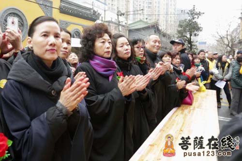 上海活动-上海玉佛禅寺举行2015年迎新年腊八赠粥活动
