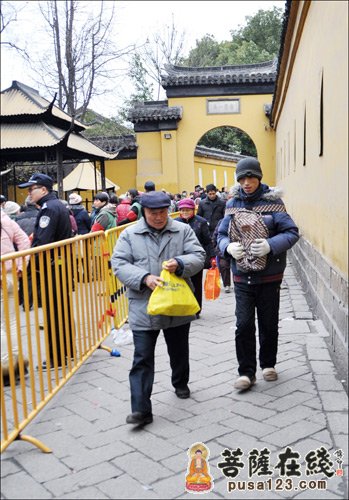 西园寺-苏州西园寺举行“腊八施粥、感恩结缘”活动