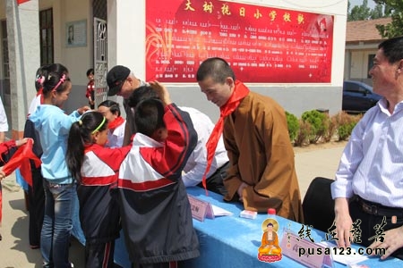 寒山寺-寒山寺慈善中心向大树小学捐赠图书