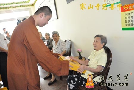 寒山寺-关爱孤寡老人 共庆中秋佳节 苏州寒山寺在行动