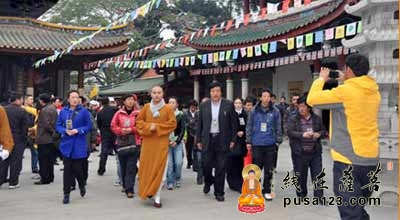 南普陀寺-玉树孤儿学校访问团参访厦门南普陀寺