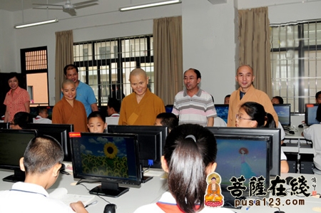 南普陀寺-南普陀寺慈善会向厦门湖里实验中学捐赠50台液晶电脑